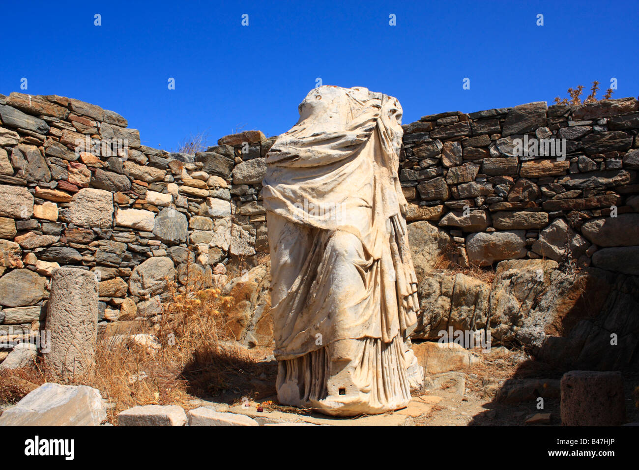 Statua in marmo di una donna Delos isola cicladi grecia Foto Stock