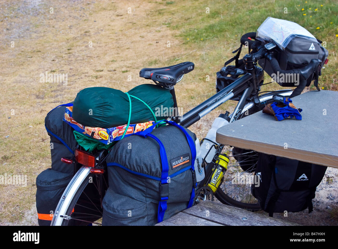 Un turismo in bicicletta con una pizza legata sotto la tenda a: Achmelvich Hostel Sutherland, Scozia Gran Bretagna Regno Unito 2008 Foto Stock