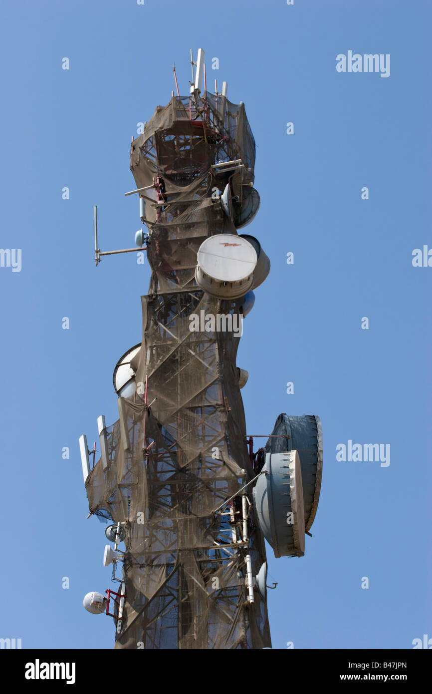 Antenna a microonde torre cellulare piatto tamburi piatti Foto Stock