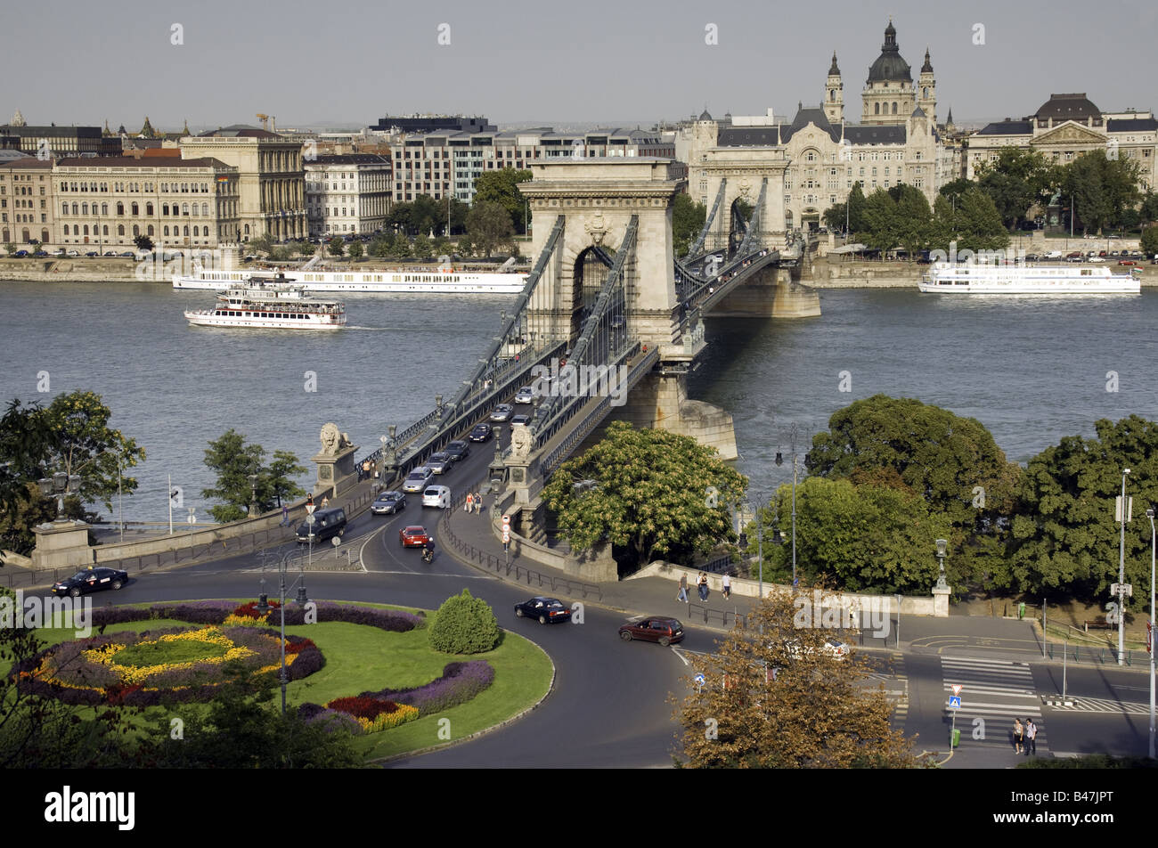 Catena di Budapest Ponte sul Fiume Danubio guardando verso il Gresham Palace (Four Seasons Hotel) e St Stephen basilica di Pest Foto Stock