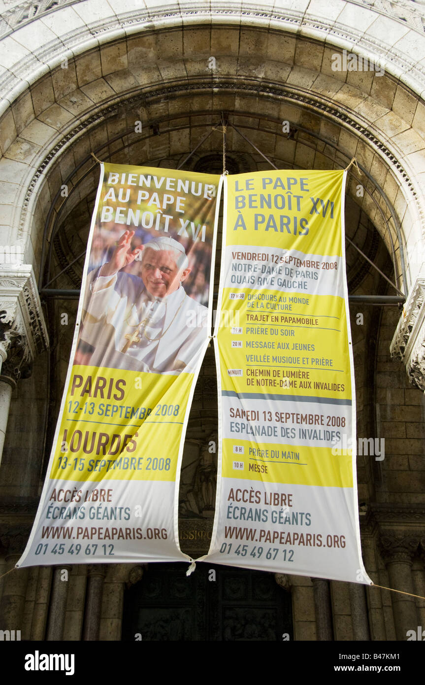 Poster a Sacre Coeur accogliente la visita del papa Benoît XVI a Parigi Foto Stock