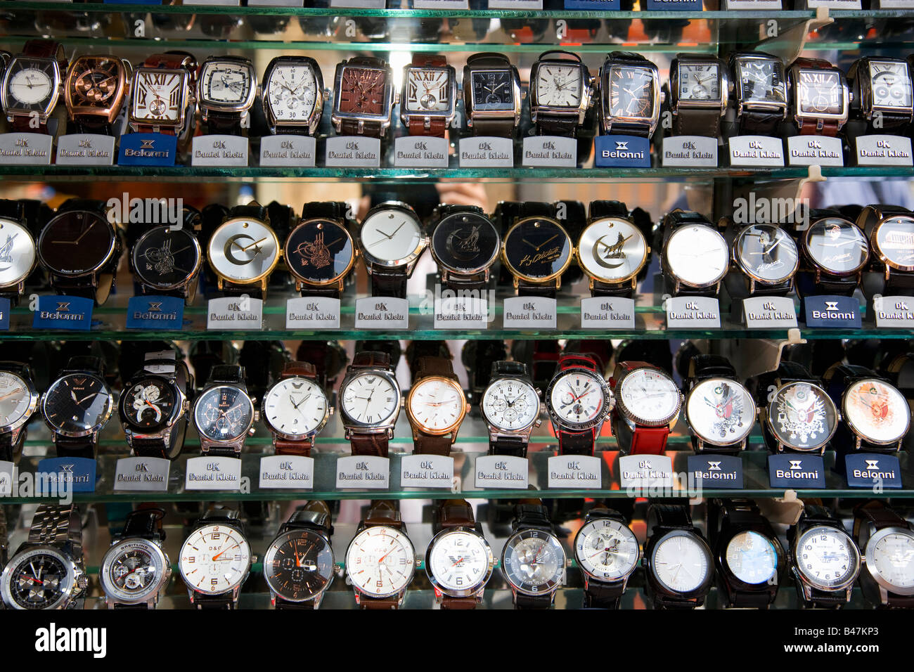 Fake watches immagini e fotografie stock ad alta risoluzione - Alamy