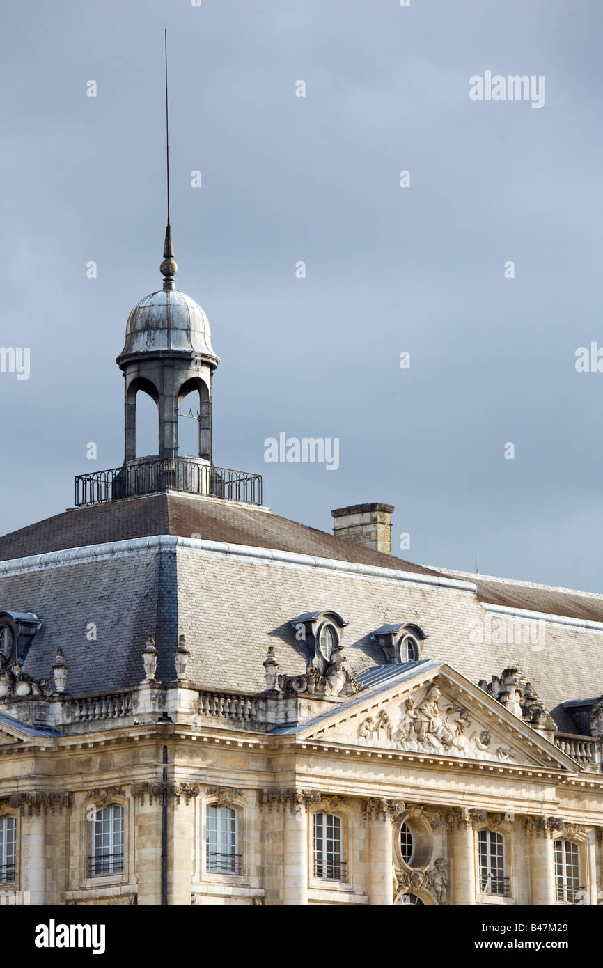 Il vecchio monumento europeo con tetto in ardesia Bordeaux Francia Foto Stock