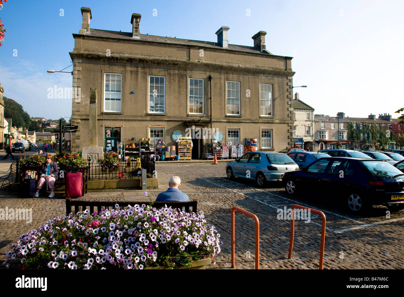 Il Vecchio Municipio e la piazza del mercato Leyburn al Gateway di Wensleydale North Yorkshire Foto Stock