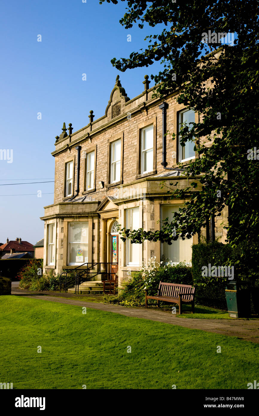 Sala Thornborough ex Mansion ora il consiglio della contea di uffici e Biblioteca Leyburn al Gateway di Wensleydale North Yorkshire Foto Stock