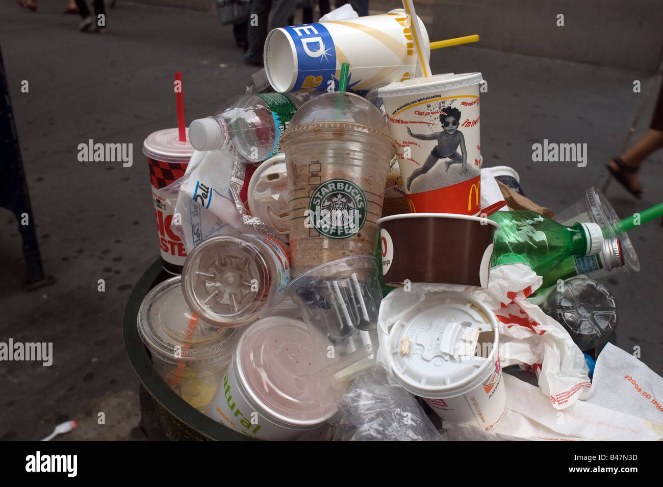 Un traboccare nel cestino in New York Foto Stock
