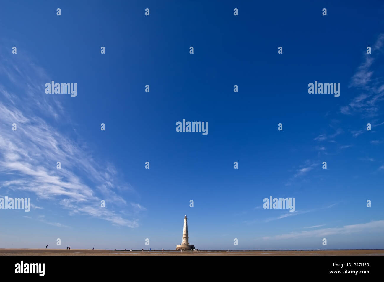 Da soli Cordouan lighthouse contro grandi cielo blu Foto Stock