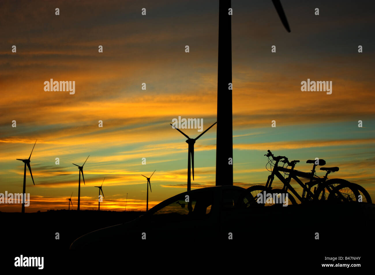 Due mountain bike nel retro di un ute a centrali eoliche al tramonto Foto Stock