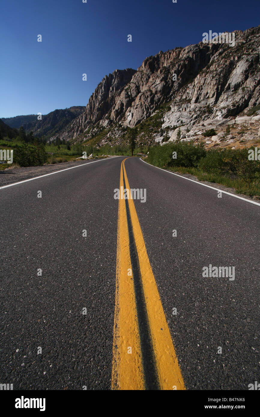 Una strada panoramica vicino Sonora Pass sull'autostrada 108 in California della sierra nevada Foto Stock