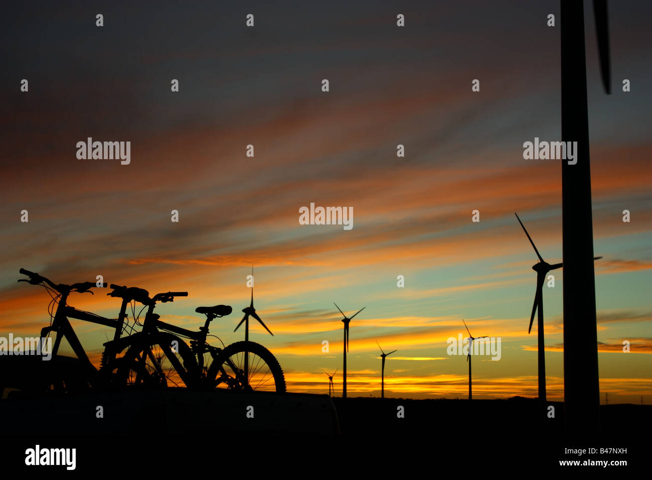 Due mountain bike nel retro di un ute a centrali eoliche al tramonto Foto Stock