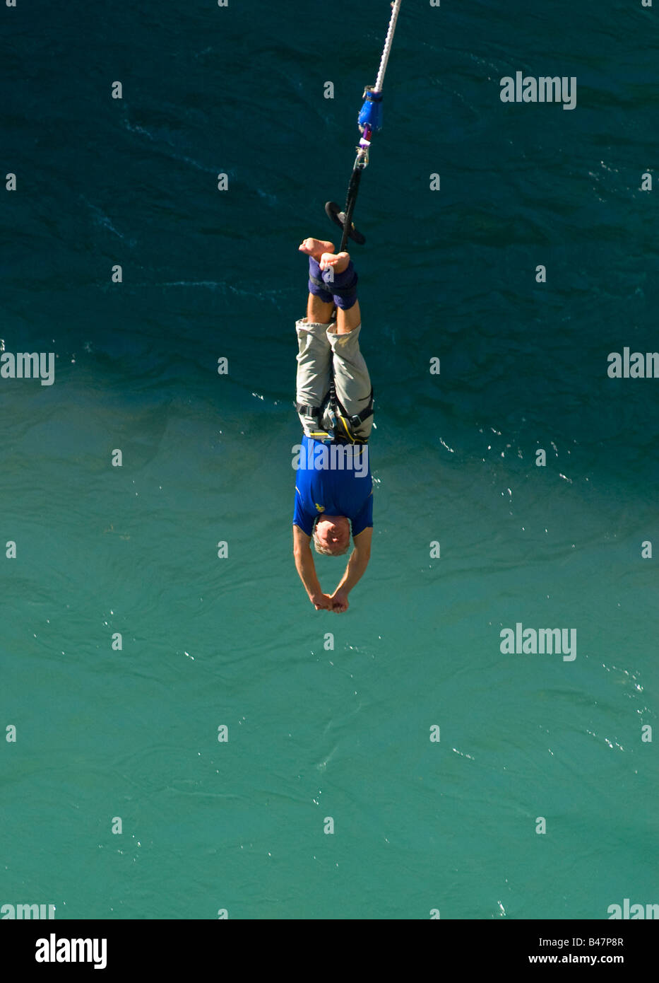 L'uomo il bungy ponticello in una immersione di acqua di avvicinamento Foto Stock