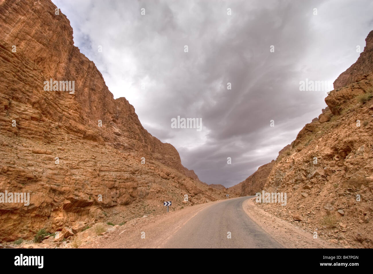 Tempesta che si avvicina nel deserto selvaggia valle del Todra Marocco Foto Stock