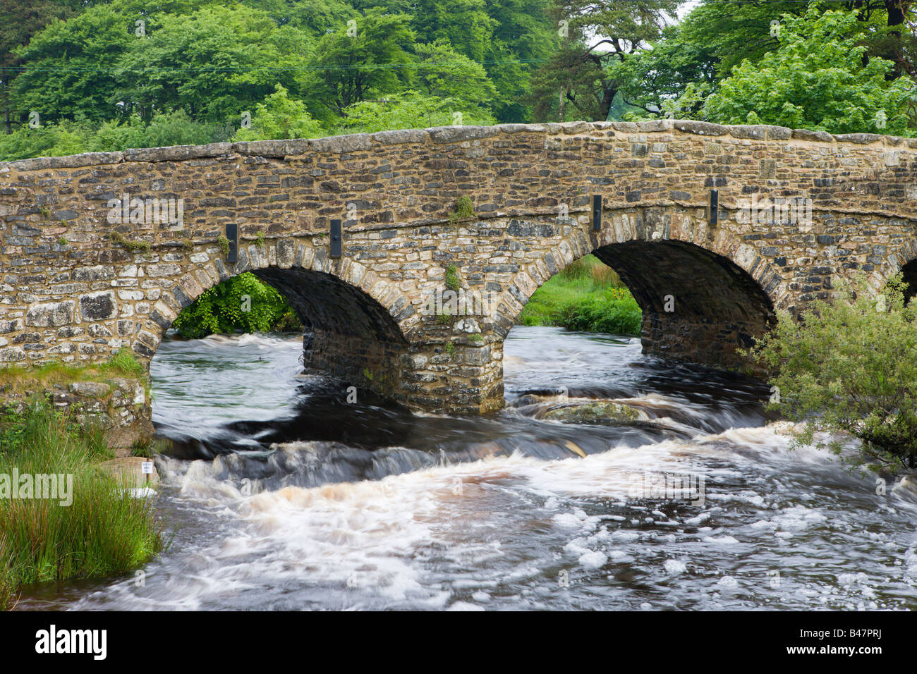 Il ponte di pietra sul West Dart River a Postbridge Parco Nazionale di Dartmoor Devon England Foto Stock