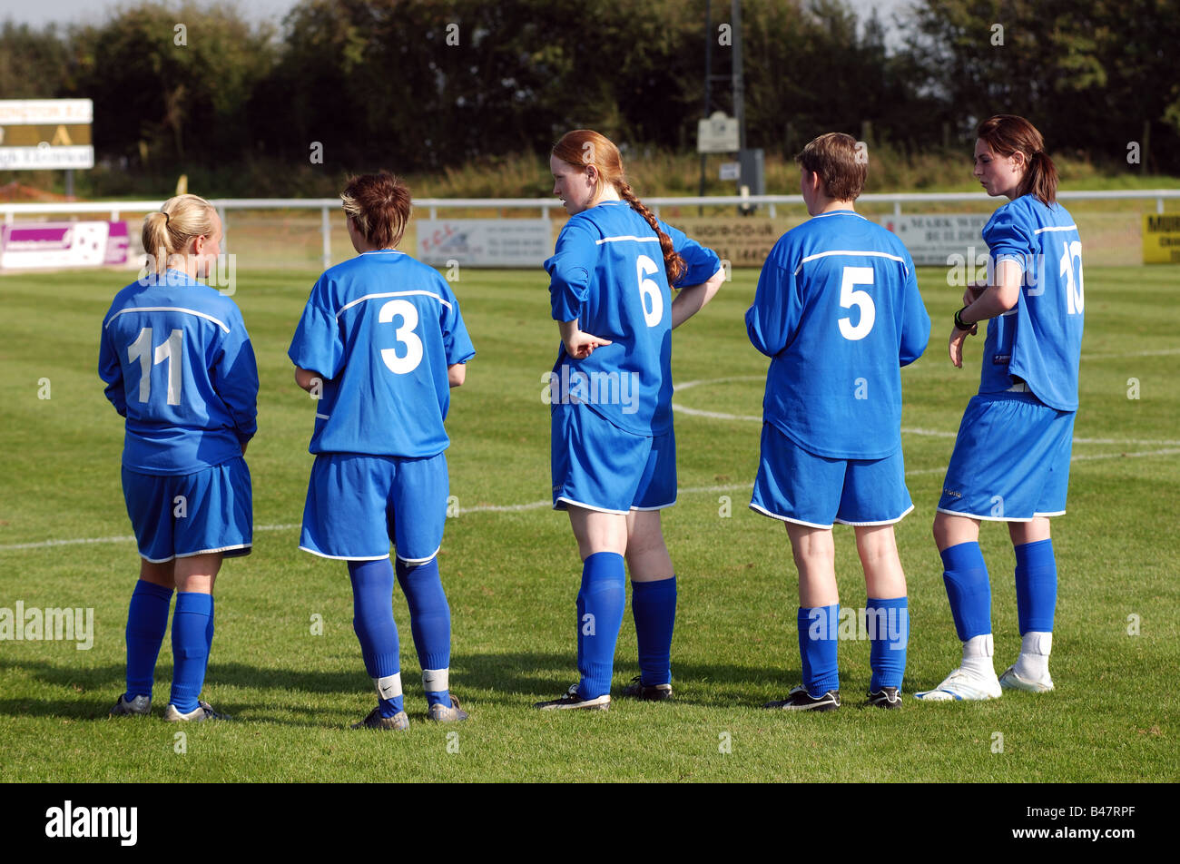 Calcio femminile giocatori durante una pausa nel gioco, Leamington Spa, England, Regno Unito Foto Stock