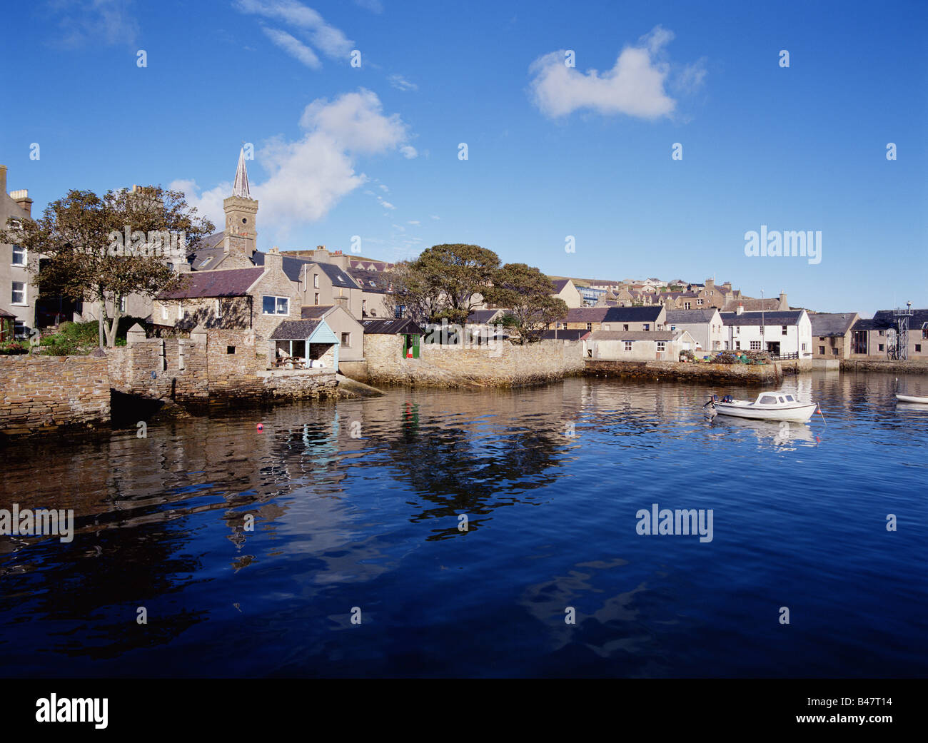 dh Stromness Harbour STROMNESS ORKNEY barca scozzese sul lungomare ospita la città scozia porto mare regno unito Foto Stock