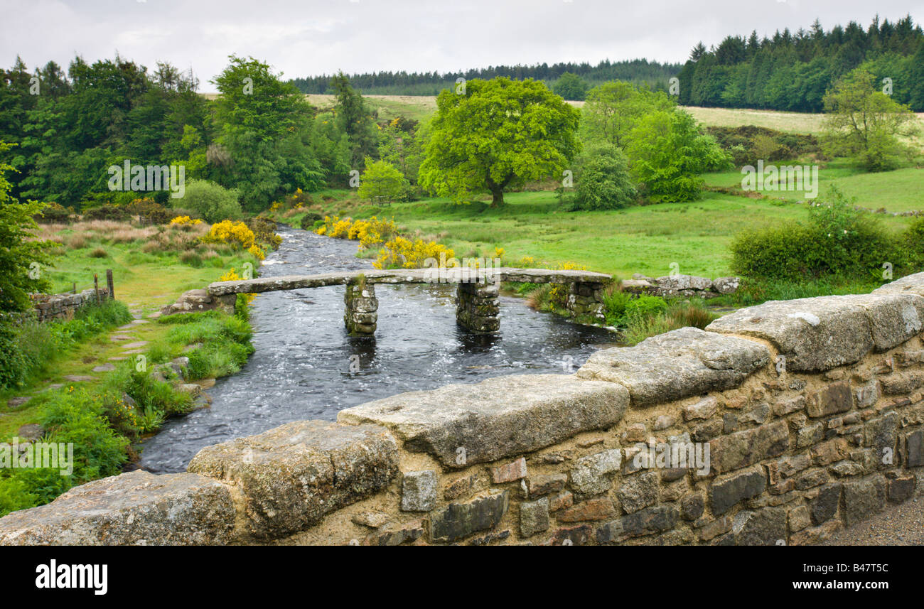 Battaglio antico ponte sul West Dart River a Postbridge Parco Nazionale di Dartmoor Devon England Foto Stock