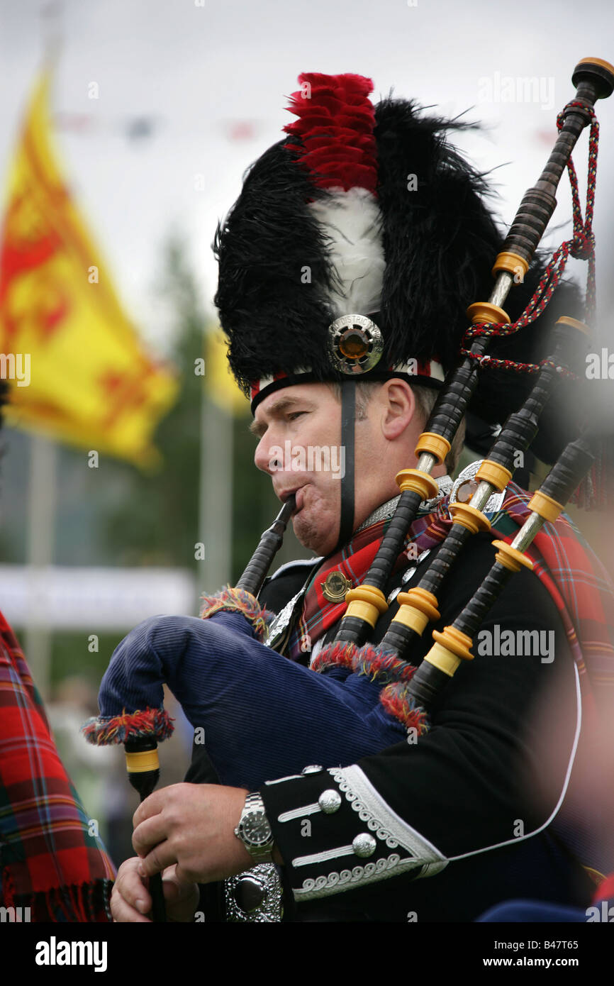 Villaggio di Braemar, Scozia. Il Turriff & District Pipe Band a Braemar raccolta di giochi. Foto Stock