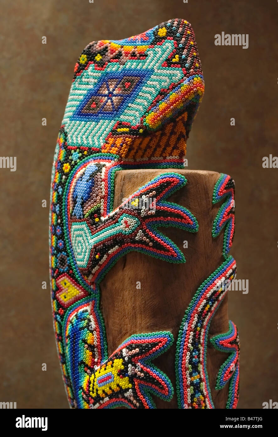 In perline o gecko lizard realizzato dagli indiani Huichol del Messico centrale presso il Museo Nazionale di Antropologia di Città del Messico. Foto Stock