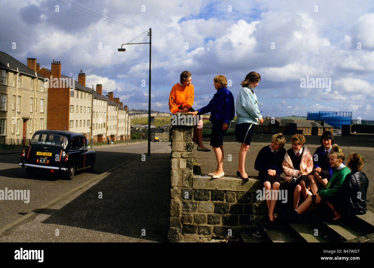 Le ragazze di raccogliere su un angolo di strada per chiacchierare dopo la scuola, Glasgow Foto Stock