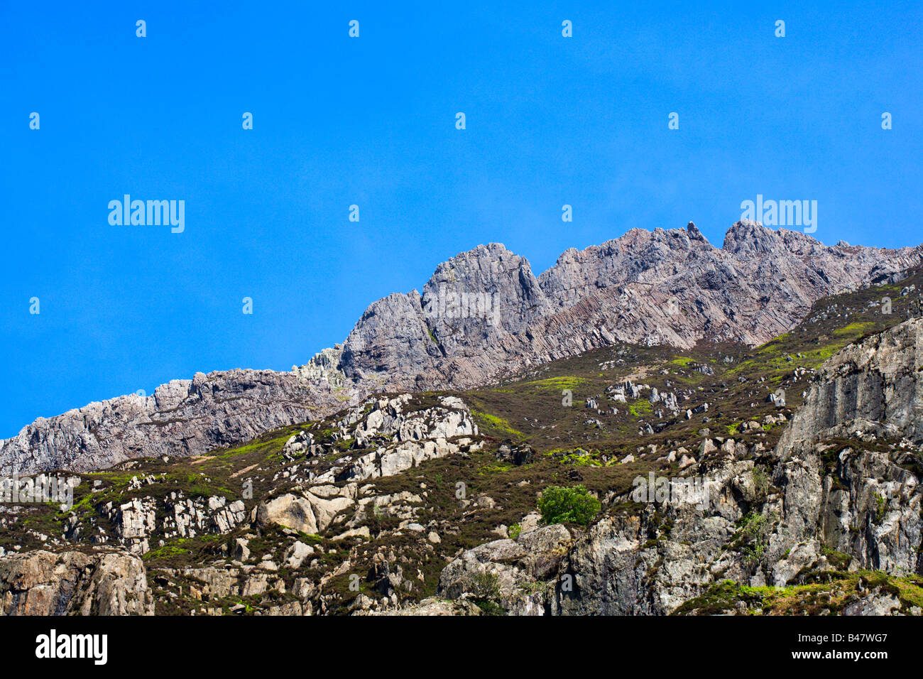 Frastagliata cresta lungo il passaggio di Llanberis Snowdonia nel Galles Foto Stock