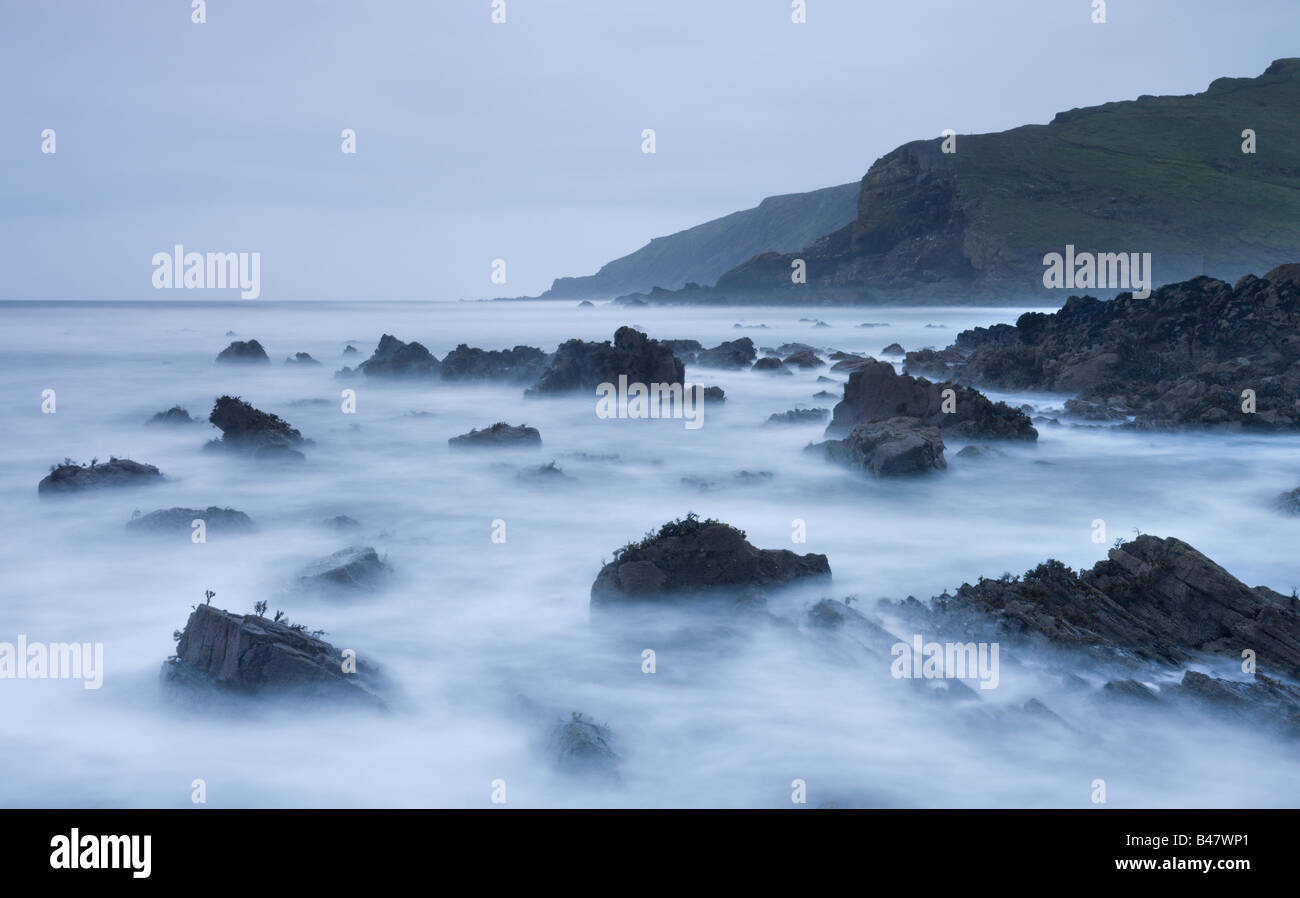 Sponde rocciose di Duckpool in North Cornwall Inghilterra Foto Stock