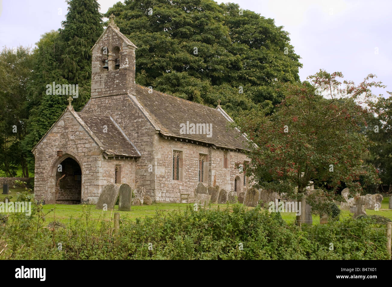 Una fotografia di Betws Newydd Chiesa dal lato sud della contea di Monmouthshire Galles meridionale famosa per il suo schermo rood Foto Stock