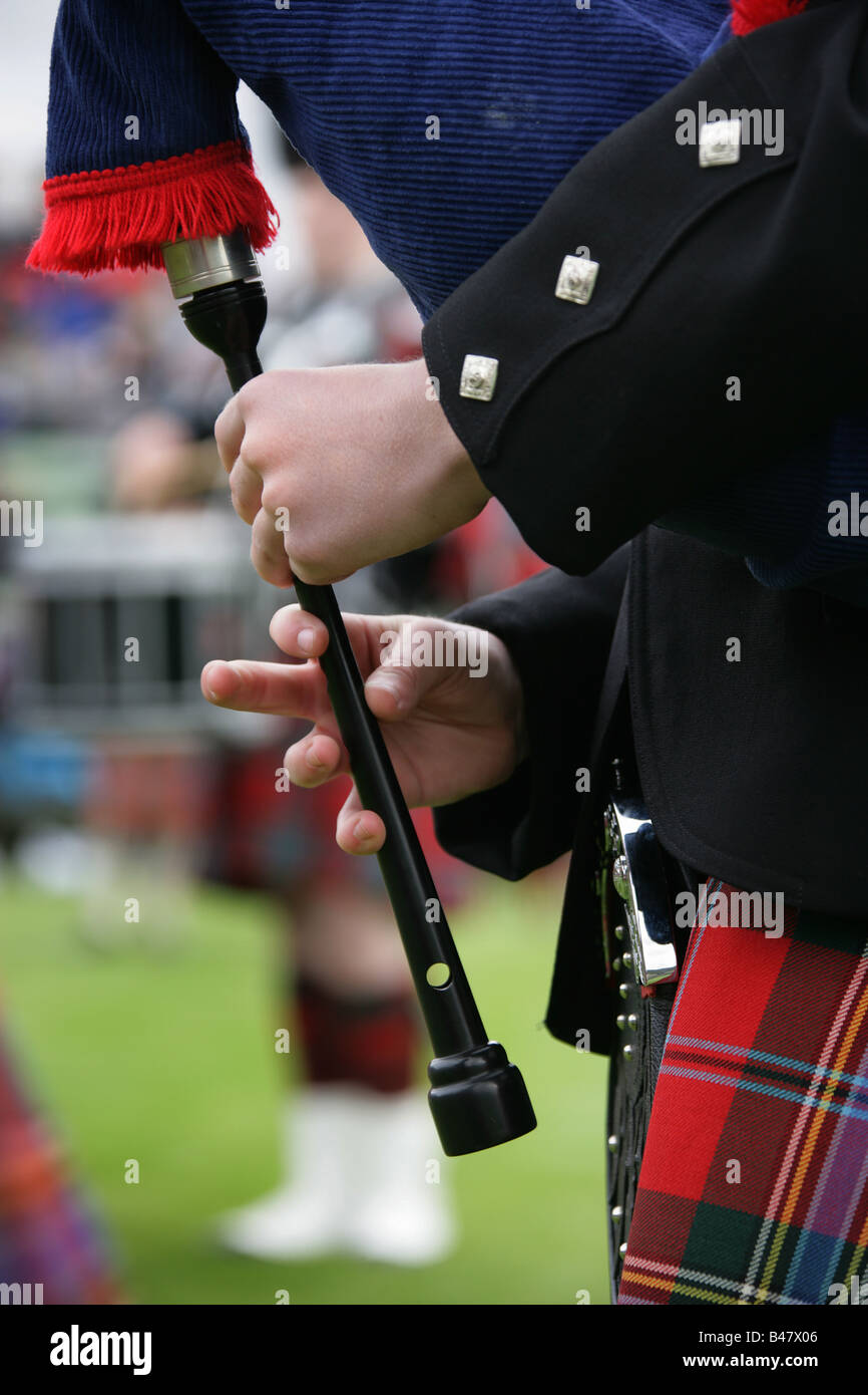 Villaggio di Braemar, Scozia. Il Turriff & District Pipe Band a Braemar raccolta di giochi. Foto Stock