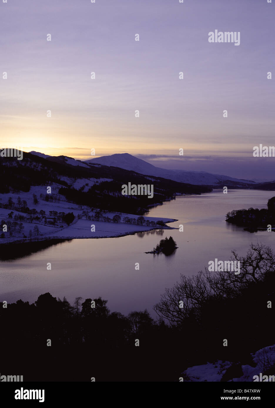 dh Loch Tummel regine view STRATHTUMMEL PERTHSHIRE Scottish Viewpoint Sunset Mountain Sciehallion Highlands scotland lochs in uk Moody Foto Stock