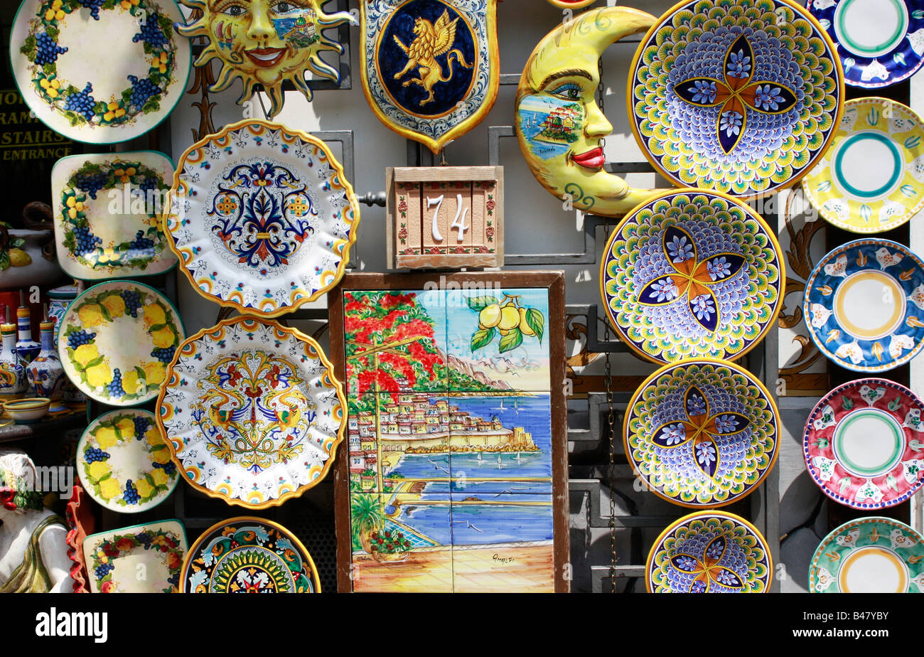 Luminose ceramica locale per la vendita al di fuori di un negozio a Positano sulla Costiera Amalfitana in Italia Meridionale Foto Stock