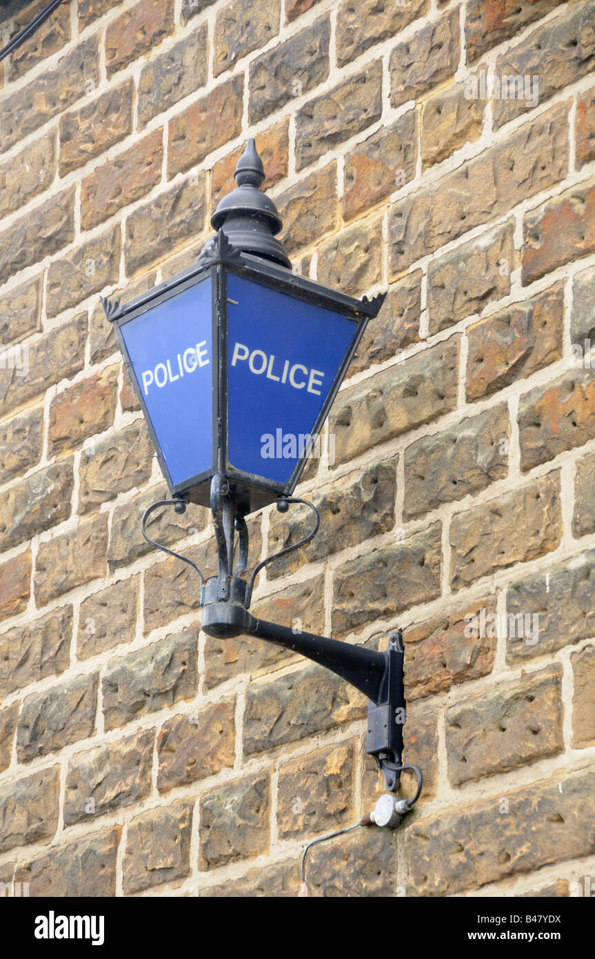 Tradizionale blu lampada di polizia al di fuori della stazione DERBYSHIRE REGNO UNITO Settembre Foto Stock