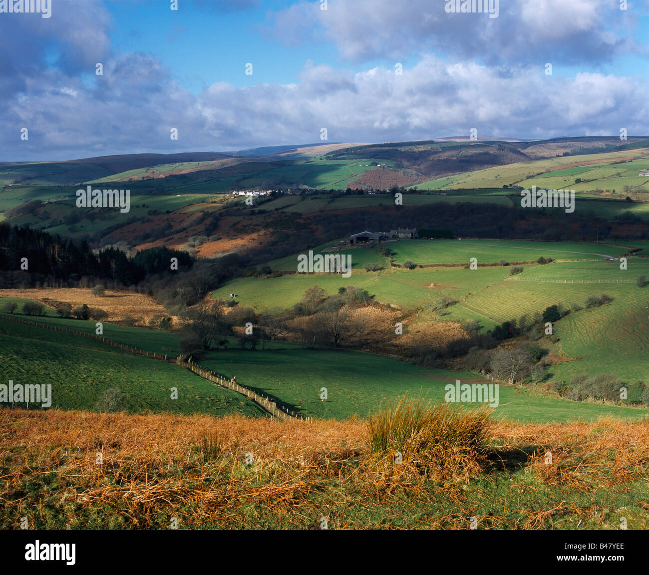 La valle di Ogwr Fach vista da Mynydd y Gaer verso il villaggio di Glynogwr e Ogmore Forest vicino a Bridgend e Pontypridd a Mid Glamorgan, Galles del Sud. Foto Stock