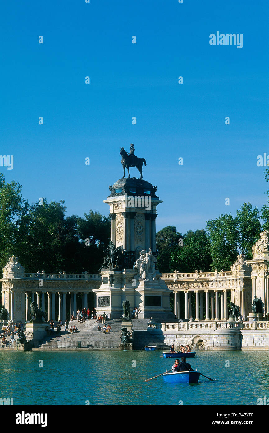 Spagna - Madrid - Retiro Park - artificiale - Lago - Alfonso XII monumento - colonnato semicircolare Foto Stock