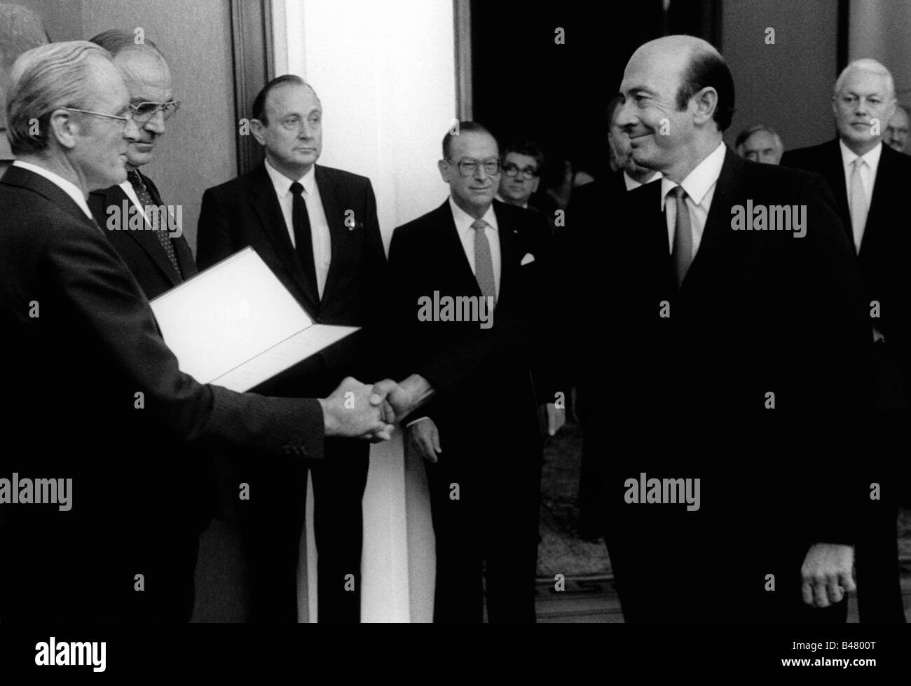 Woerner, Manfred, 24.9.1934 - 13.8.1994, politico tedesco (CDU), ministro federale della difesa 4.10.1982 - 18.5.1988, nomina, Villa Hammerschmidt, presidente di Stato Carl Carstens, Foto Stock