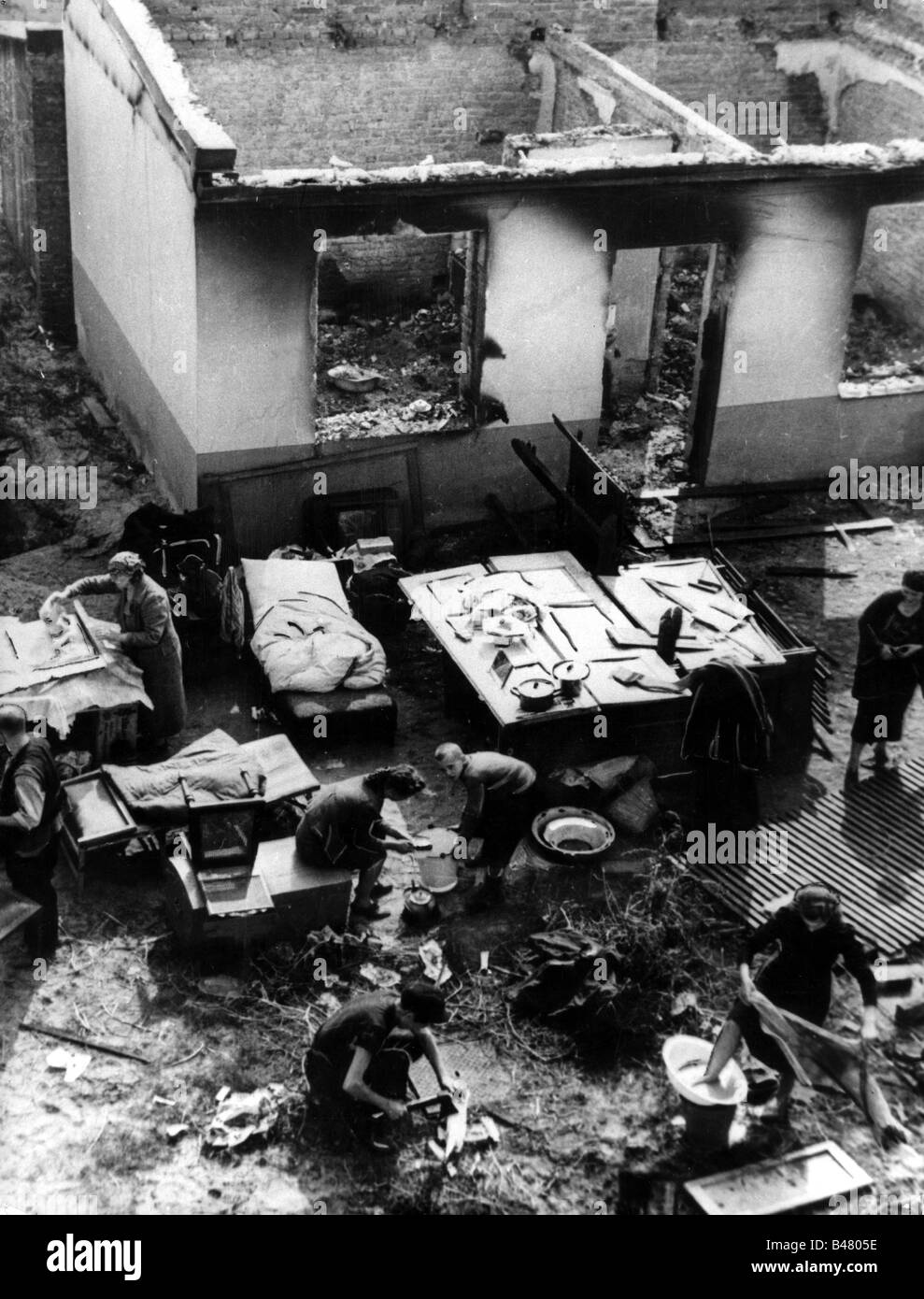 Eventi, Seconda guerra mondiale / seconda guerra mondiale, Polonia 1939, Varsavia, senza tetto cittadini dopo un raid aereo tedesco, settembre 1939, Foto Stock