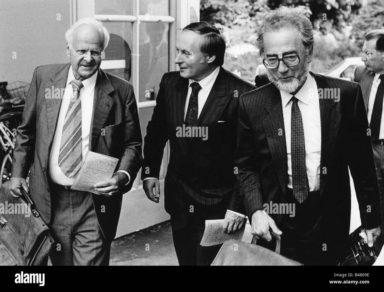 Weizsäcker, Carl Friedrich von, 28.6.1912 - 28.4.2007, scienziato tedesco (fisica) e filosofo, a metà lunghezza, con Oskar Lafontaine ed Erhard Eppler, in occasione, Dialog zu Grundsatzprogramm der SPD, (Dialog on SPD partitico manifesto), Künstlerhaus am Lenbach platz, Monaco di Baviera, 18.9.1987, Foto Stock