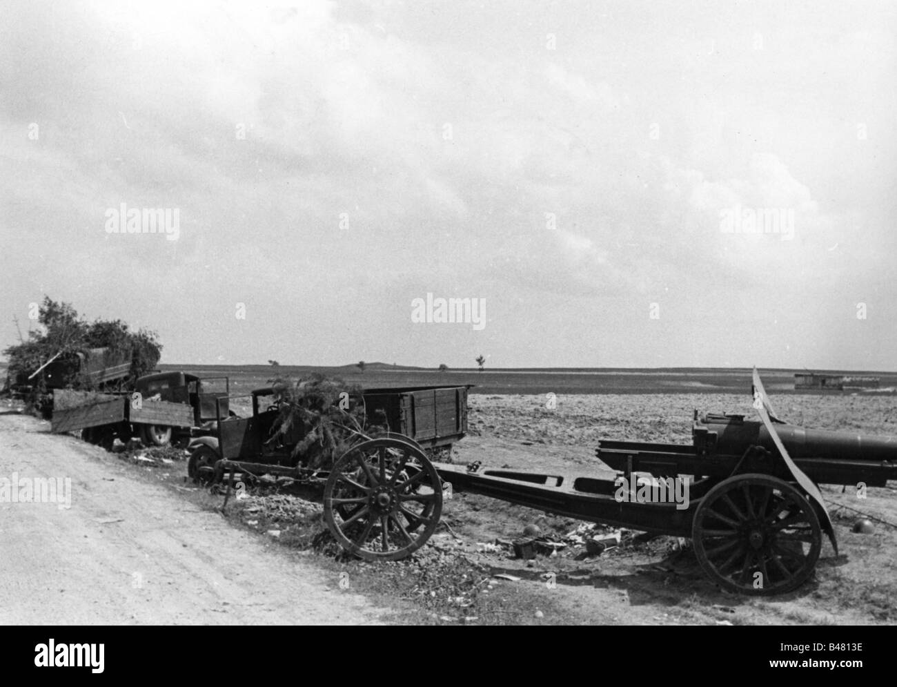 Eventi, Seconda guerra mondiale / seconda guerra mondiale, Russia 1941, distrutto materiale bellico sovietico dopo un raid aereo tedesco tra Bialystok e Vaukavysk, luglio 1941, pistola da campo e camion, Foto Stock