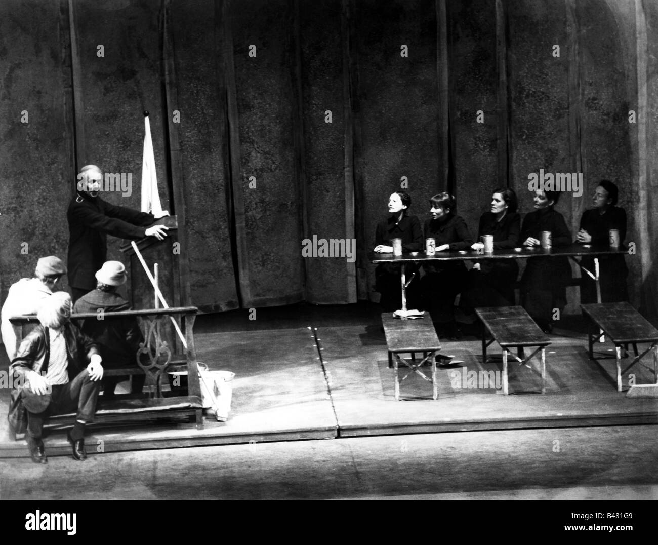 Brecht, Bertolt, 10.2.1898 - 14.8.1956, autore/scrittore tedesco, scenografia dal teatro, 'Dies heilige Johanna der Schlachthöfe', con Peter Luhr, Ursula Karusseit, Foto Stock