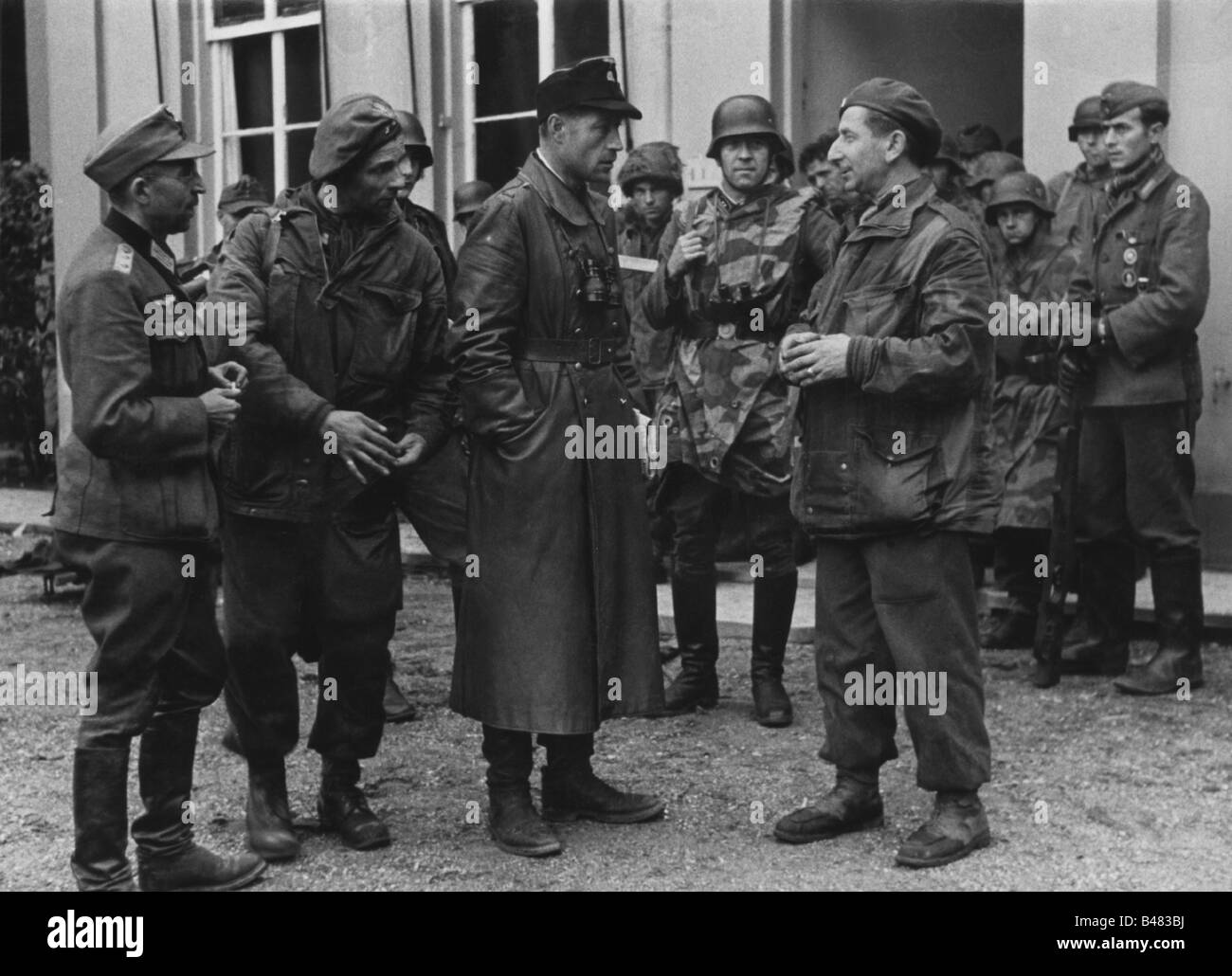 Eventi, Seconda guerra mondiale / seconda guerra mondiale, Paesi Bassi, Arnhem, 17. - 25.9.1944, ufficiale di Waffen-SS interrogando gli ufficiali catturati della brigata indipendente polacca 1st (generale Sosabowski), in primo piano a destra: Tenente colonnello Marcin Rotter, assistente Adjutant e Quartermaster generale della brigata polacca, Oosterbeek, 24./25.9.1944, Foto Stock