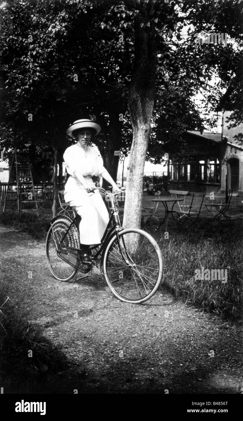 trasporto / trasporto, bicicletta / bicicletta, donna in bicicletta, 1910s, Foto Stock