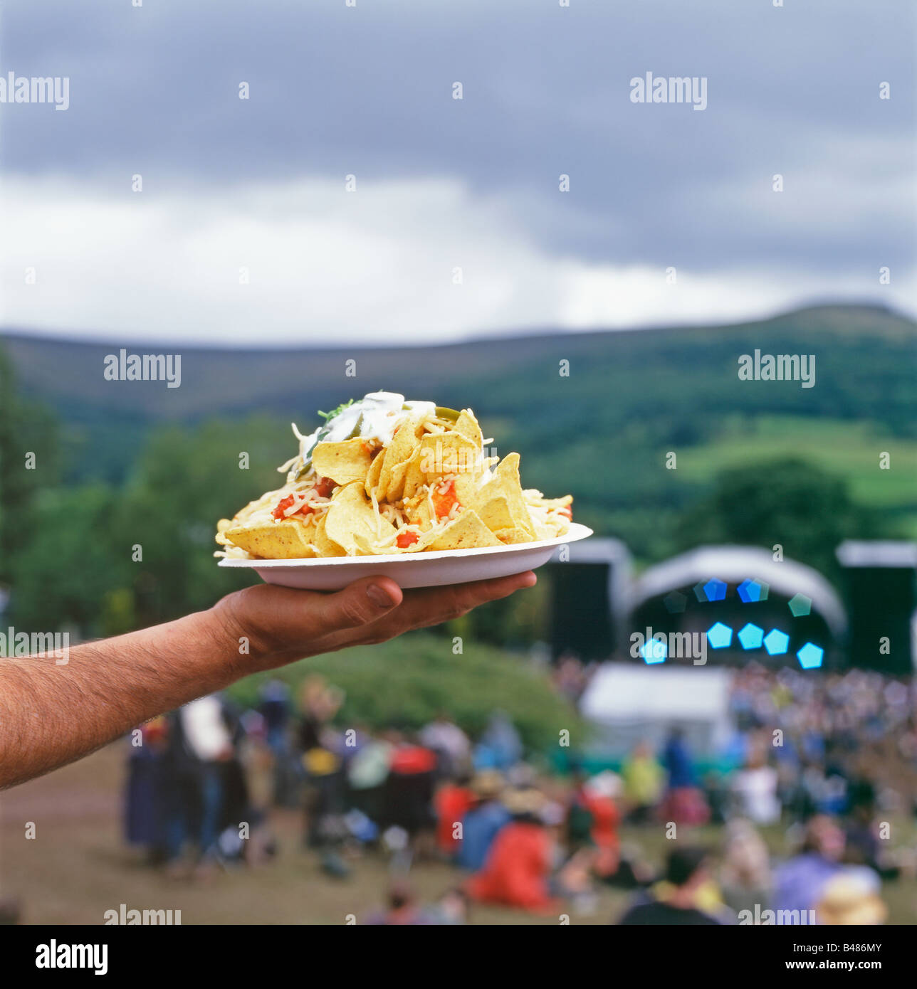 Un piatto di cibo Messicano con nachos & salsa su una piastra nella parte anteriore del palco al Green Man Festival presso Glanusk vicino a Cardiff Galles Wales UK KATHY DEWITT Foto Stock