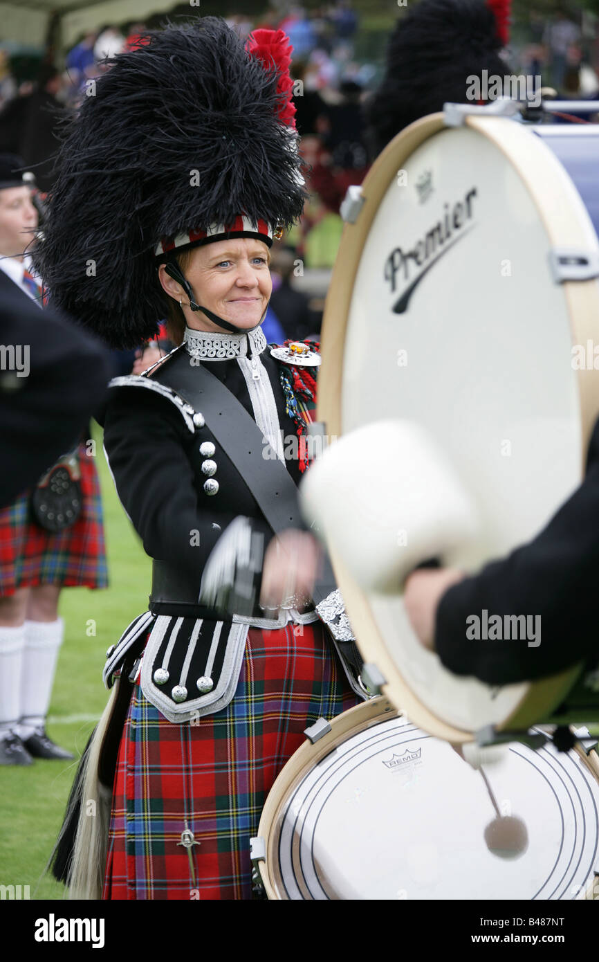 Villaggio di Braemar, Scozia. Il Turriff & District Pipe Band a Braemar raccolta di giochi. Foto Stock