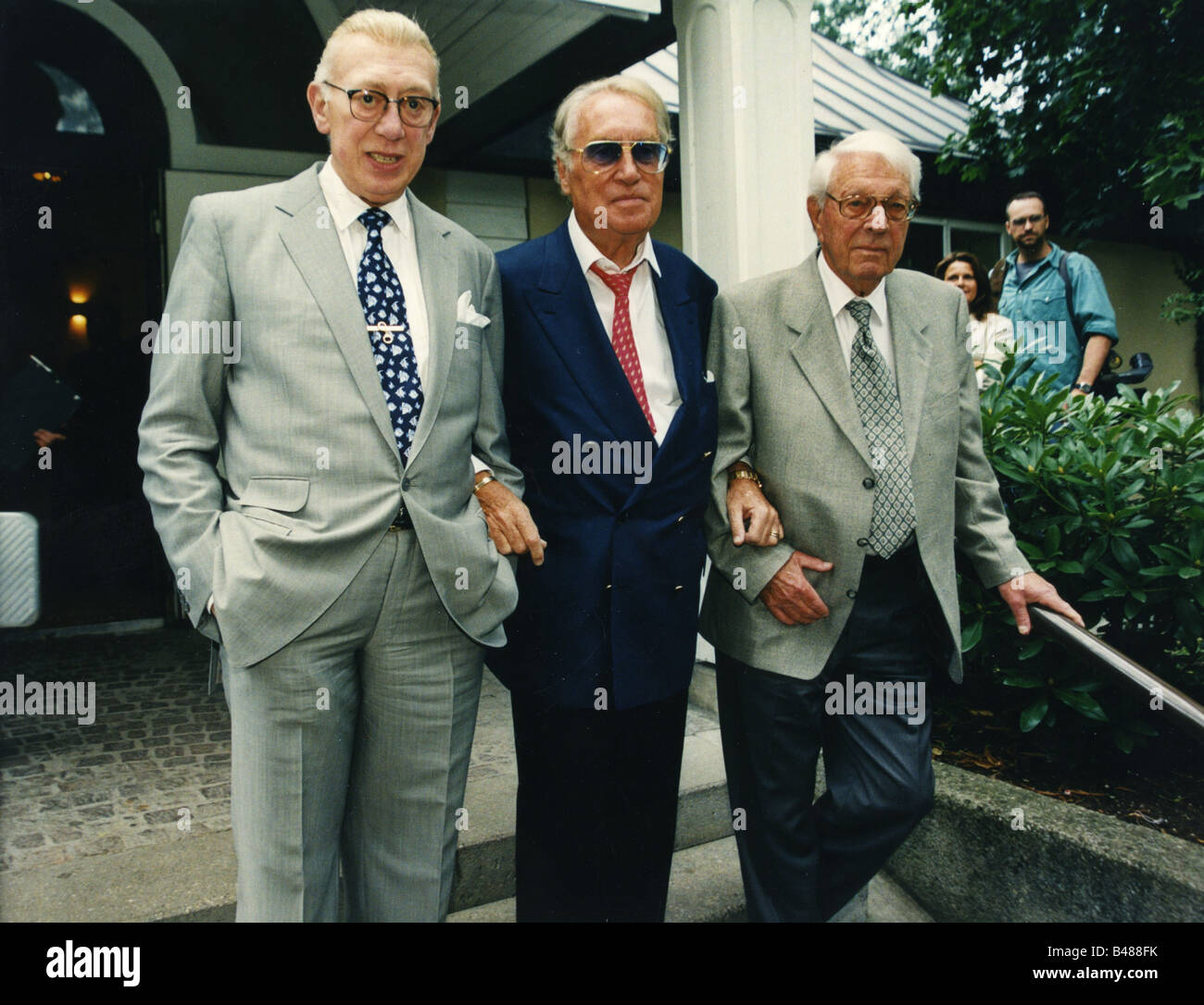 Tapert, Horst, 26.5.1923 - 13.12.2008, attore tedesco, a metà lunghezza, con Helmut Ringelmann e Herbert Reinecker, dopo aver sparato l'ultimo episodio della serie televisiva 'Derrick', Englischer Garten, (Giardino inglese), Monaco di Baviera, 28.8.1998, Foto Stock