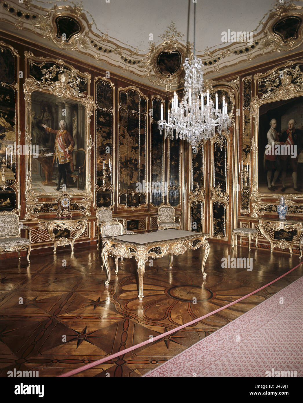 Geografia / viaggi, Austria, Vienna, il Castello di Schoenbrunn, vista interna, hall con verniciatura degli imperatori Franz ho Stephan (sulla sinistra) e Giuseppe II e Leopoldo II, costruito 1696, caccia, architettura, vedova sede dell'imperatrice Wilhelmine Amalie 1711 - 1728, residence Castello, periodo rococò, interior design e un pezzo di arredamento, orologio, boiserie, stucco, lampadario di cristallo, oro, parquet, pavimenti, Sito Patrimonio Mondiale dell'UNESCO, Habsburg-Lorraine, Habsburg-Lothringen, HABSBURG LOTHRINGEN, Lorena, , Additional-Rights-Clearance-Info-Not-Available Foto Stock