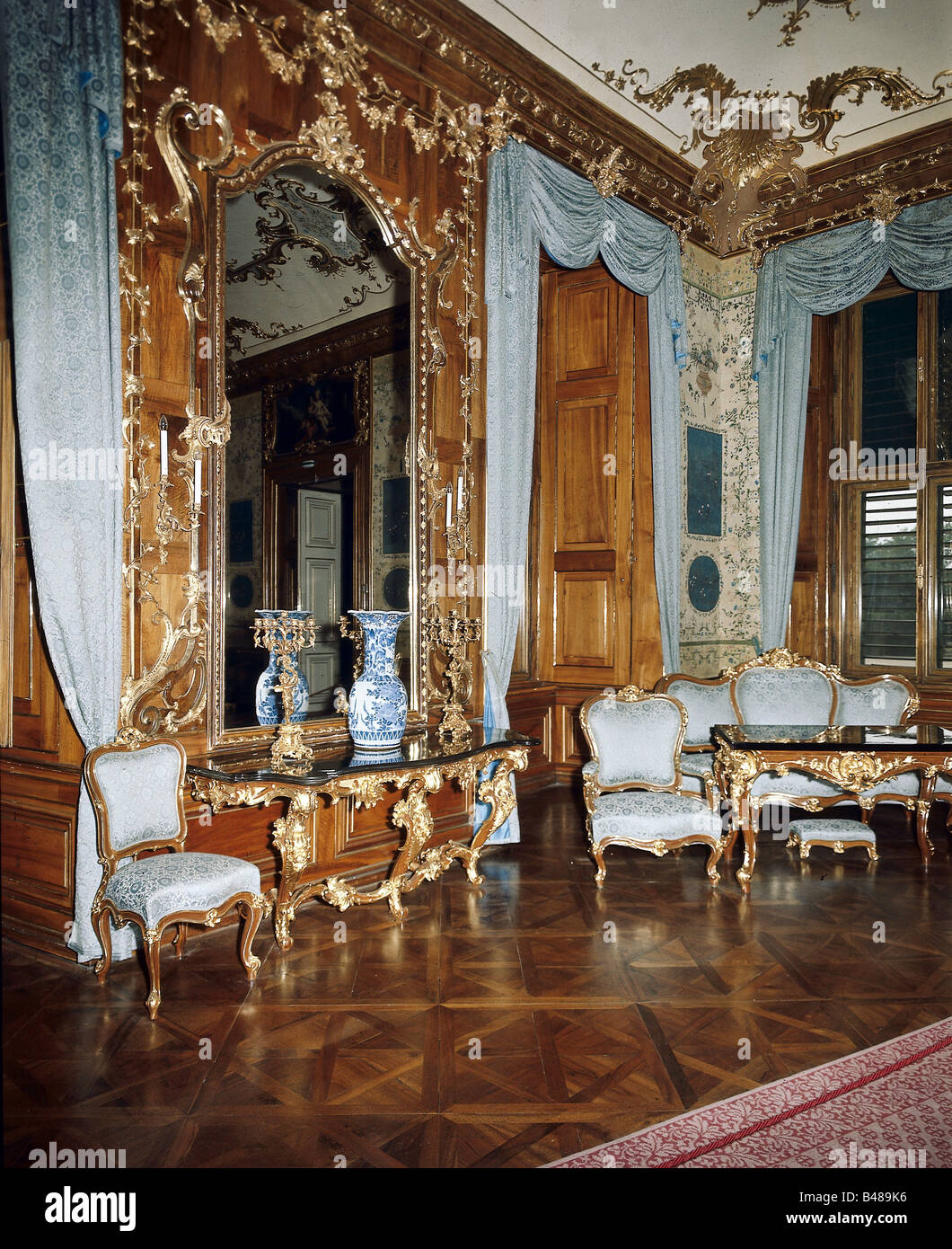 Geografia / viaggi, Austria, Vienna, il Castello di Schoenbrunn, vista interna, salon, costruito 1696, caccia, architettura, vedova sede dell'imperatrice Wilhelmine Amalie 1711 - 1728, residence Castello, periodo rococò, arredamento, design, specchio, una sedia, un tavolo, stucco, lampadario di cristallo, oro, parquet, Sito Patrimonio Mondiale dell'UNESCO, Habsburg-Lorraine, Habsburg-Lothringen, HABSBURG LOTHRINGEN, Lorena, , Additional-Rights-Clearance-Info-Not-Available Foto Stock