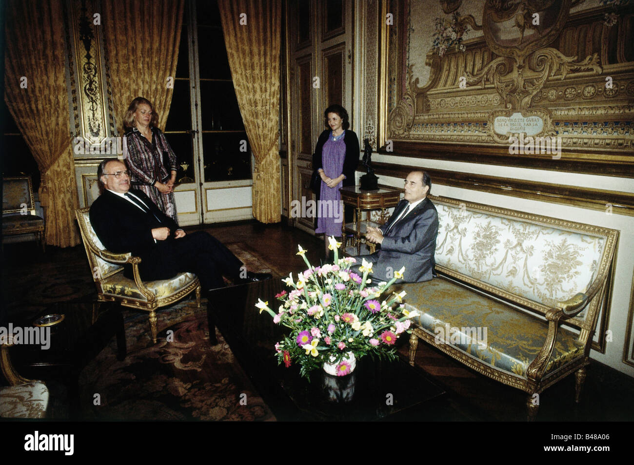 Kohl, Helmut, * 3.4.1930, politico tedesco (CDU), cancelliere della Germania 1982 - 1998, a metà lunghezza, con Francois Mitterrand, 1980s, Foto Stock