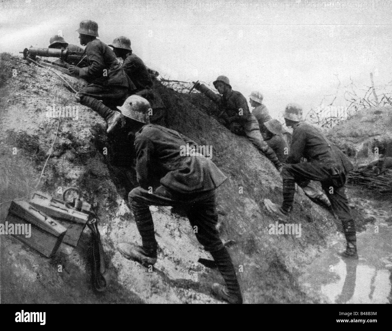 Eventi, Prima guerra mondiale / prima guerra mondiale, fronte occidentale, posizione difensiva del distaccamento della mitragliatrice bavarese 207, Champagne, Francia, luglio 1917, trincea, trincee, guerra, MG, machinegun, Baviera, soldati tedeschi, storico, storico, 20th secolo, casco in acciaio, persone, 1910s, Foto Stock