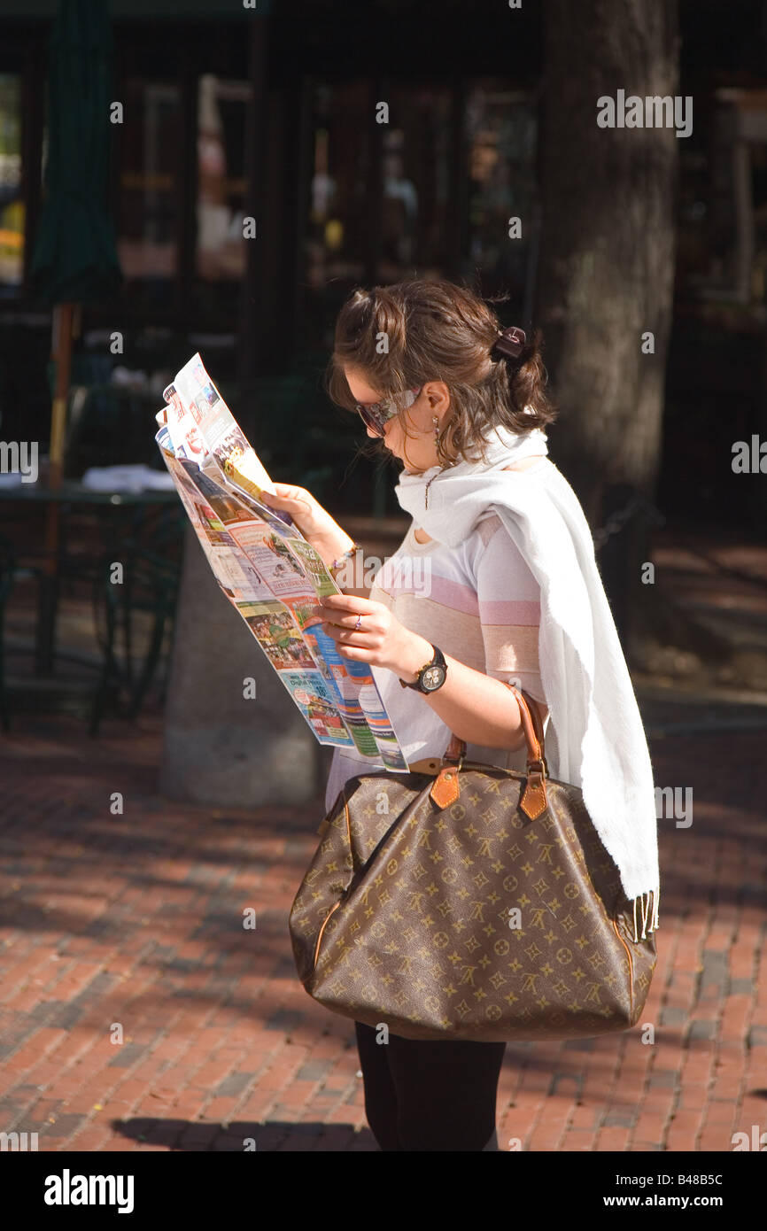 Perso a Boston, Massachusetts, una ragazza consulta una mappa al di fuori della sala di Quincy Market Foto Stock