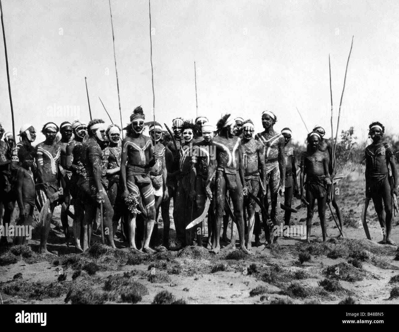 Geografia / viaggio, Australia, persone, aborigeni, gruppo di uomini con lance e boomerang, body painting, 1950s, 50s, aborigeno, aborigeno, abitante nativo, storico, storico, spear, boomerang, territorio del Nord Ovest, 20th secolo, Foto Stock