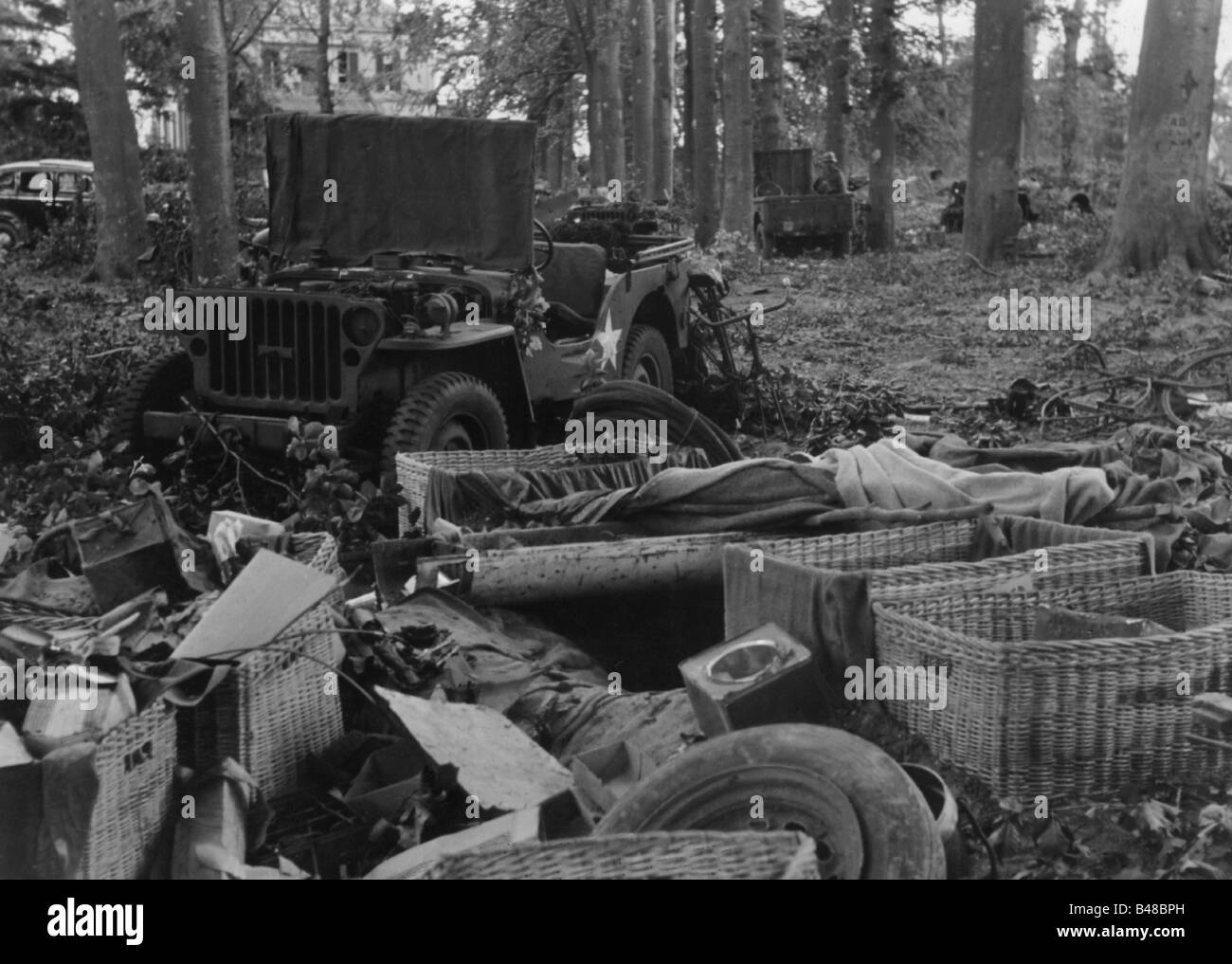 Eventi, Seconda guerra mondiale / seconda guerra mondiale, Paesi Bassi, Arnhem, 17. - 25.9.1944, abbandonato materiale bellico alleato, Oosterbeek, probabilmente 25.9.1944, sullo sfondo l'Hotel Hartenstein, Foto Stock