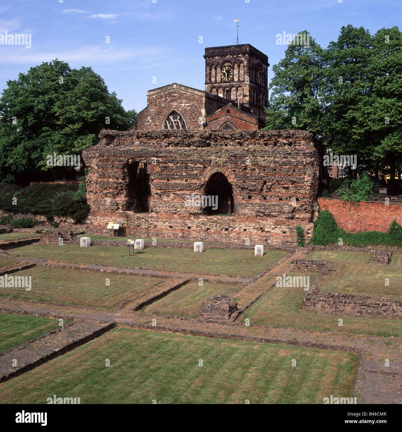 Leicester storico Jewry muro & fondazioni in resti di romana Il sito del museo dei bagni e la torre della chiesa di San Nicola oltre il Leicestershire Inghilterra Regno Unito Foto Stock